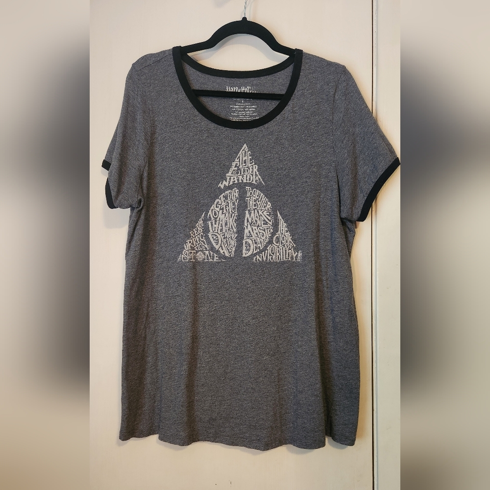 Warner Bros Harry Potter Gray Graphic Tee with Short Sleeves and Round Neckline